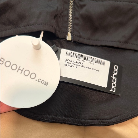 Boohoo Black Satin Ruched Shoulder Top - Picture 3 of 4